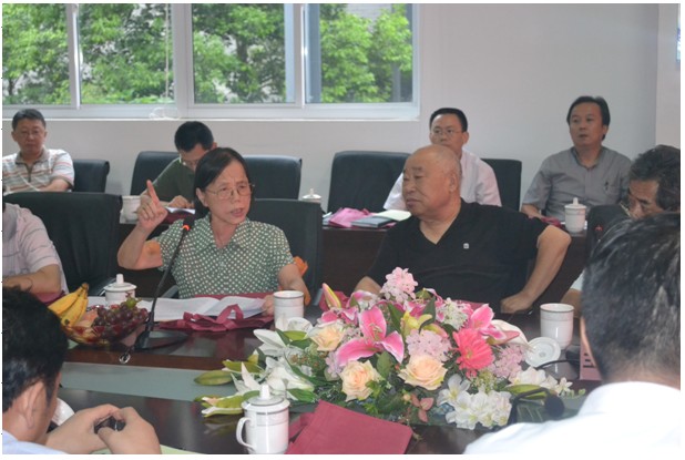 图为协会副理事长，原安徽大学副校长陈慧霞女士在会上发言